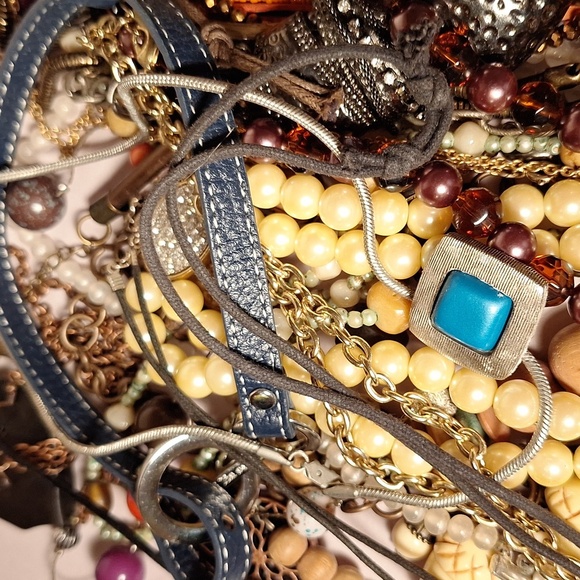 5 LBS Wearable Necklaces 45 Count Some Branded BEADS Chains BOHO Hippie Styles - Picture 3 of 9